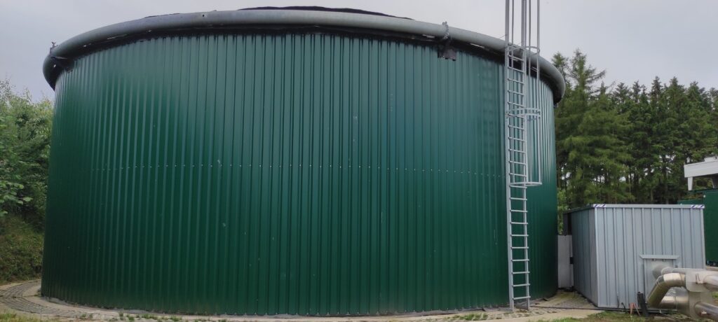 Sicht auf den Großwärmespeicher von cupasol in Oebelitz zur Flexibilisierung eines BHKWs.